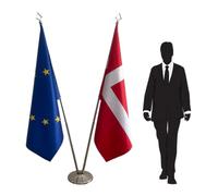 Drapeaux Danemark et Union Européenne sur pied avec hampes - symbole d’unité et de coopération pour bureaux, événements internationaux et décorations institutionnelles prestigieuses. Code CN3-EU-DK-L