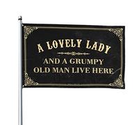 Drapeaux de chambre à coucher « A Lovely Lady And A Gruhyy Old Man Live Here » - Décoration d'intérieur pour homme - Drapeaux amusants pour dortoir (60 x 90 cm)