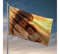 Drapeaux de chambre drôles « A Woman Hold Her Sleeping Child As The Sun Sets » - Drapeaux d'université pour gars - Drapeaux amusants pour l'université D (60 x 90 cm)
