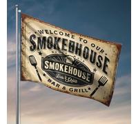 Drapeaux de chambre pour les gars Bienvenue dans notre Mkokf Mrin Smokehouse Bar & Grill Drapeau Décoration d'automne Extérieur Décoration de bar amusante (30 x 45 cm)