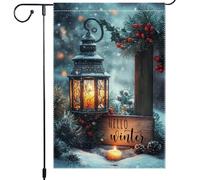 Drapeaux De Jardin Panneau De Bienvenue « Bonjour L'Hiver » Avec Lanterne, Bougie, Neige, Pommes De Pin, Baies Rouges Et Hiver. Drapeau Fierté Durable Résistant Bannière Jardins Pour 30X45CM