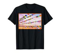 Drapeaux de prière bouddhistes dans un ciel coloré T-Shirt