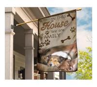 Drapeaux De Vacances Durable Jardin Signe Coupe-Vent Et Étancheune Drapeau De Jardin Décoration Pour Extérieure Maison Patio Chiens Sheltie Sleepy Sable Merle. Ici, Nous Sommes Une Famille. M