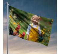 Drapeaux muraux amusants Une fille joyeuse en salopette tient des tournesols pendant que les poulets errent à proximité. Drapeau décoration de chambre d'université pour gars Accessoires de bar pour