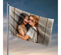 Drapeaux pour chambre drôles de deux amis câlinant devant une clôture en bois. Drapeau amusant pour décoration de dortoir, accessoires de bar pour homme (30 x 45 cm)