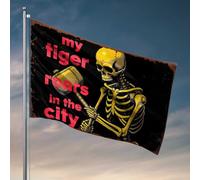 Drapeaux pour dortoir universitaire squelette doré rugissant dans la ville : un drapeau urbain effrayant pour étudiant, athlète, adolescent (60 x 90 cm)