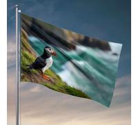 Drapeaux pour dortoir universitaire Un macareux se tient sur une falaise herbeuse surplombant l'océan. Drapeaux amusants (152 x 244 cm)