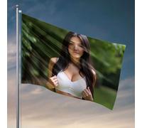 Drapeaux pour dortoir universitaire Une femme dans un soutien-gorge de sport blanc pose en plein air. Drapeau, décoration de cour en plein air, trucs cool pour votre chambre (152 x 244 cm)