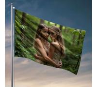 Drapeaux pour garçons Deux femmes en robes florales embrassent dans une forêt luxuriante. Drapeaux pour homme et grotte pour votre chambre (60 x 90 cm)