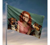 Drapeaux pour garçons Une femme aux cheveux rouges souriant entre deux chiens. Drapeau homme grotte drapeaux trucs pour votre chambre (30 x 45 cm)