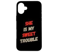 Drôle Humour Texte Funny People Funny She is My Sweet Trouble Coque pour iPhone 16 Plus