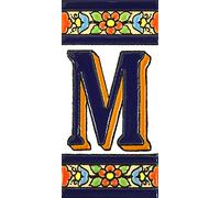 Écriteaux avec numéros et lettres. Carreaux de céramique polychromée, peints à la main dans technique corde sèche (cuerda seca) pour plaques avec numéros, noms, directions et signalisation. Texte personnalisable. Dessin FLORES MEDIANO 10,9 cm x 5,4 cm. (LETTRE "M")