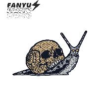 Écusson brodé avec motif de crâne et d'escargot. Emblème à repasser et à coudre, convient pour la customisation de t-shirts, artisanat vestimentaire, tissus. Accessoires DIY personnalisés pouvant être