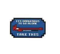 Écusson rétro Gaming en PVC avec inscription « It's Dangerous to Go Alone Take This » - Bleu et rouge - Crochet et boucle - 8,8 x 4,5 cm