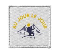 Ecusson Thermocollant Vetement 7x7cm - Au Jour le Jour Backpacker Voyage Nature Rando - Patch a Repasser pour Reparation ou Customisation T-shirt Sac Jeans Imprime en France