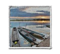 Ecusson Thermocollant Vetement 7x7cm - Barque de Pêche Rives d'un Lac Devant un Coucher de Soleil - Patch a Repasser pour Reparation ou Customisation T-shirt Sac Jeans Imprime en France