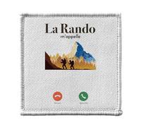 Ecusson Thermocollant Vetement 7x7cm - La Rando M'Appelle Outdoor Aventure Voyage - Patch a Repasser pour Reparation ou Customisation T-shirt Sac Jeans Imprime en France