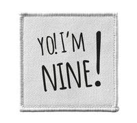 Ecusson Thermocollant Vetement 7x7cm - Yo! I'm Nine Anniversaire Celebration Cadeau Anglais Message Texte - Patch a Repasser pour Reparation ou Customisation T-shirt Sac Jeans Imprime en France