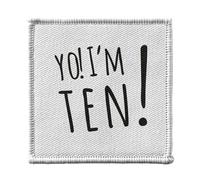 Ecusson Thermocollant Vetement 7x7cm - Yo! I'm Ten Celebration Anniversaire Celebration Cadeau Anglais Message Texte - Patch a Repasser pour Reparation ou Customisation T-shirt Sac Jeans Imprime en