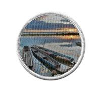 Ecusson Thermocollant Vetement Rond 7cm - Barque de Pêche Rives d'un Lac Devant un Coucher de Soleil - Patch a Repasser pour Reparation ou Customisation T-shirt Sac Jeans Imprime en France
