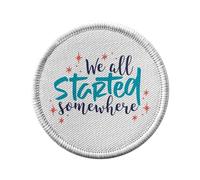 Ecusson Thermocollant Vetement Rond 7cm - We All Started Somewhere Typographie Message Motivation - Patch a Repasser pour Reparation ou Customisation T-shirt Sac Jeans Imprime en France