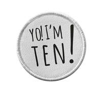Ecusson Thermocollant Vetement Rond 7cm - Yo! I'm Ten Celebration Anniversaire Celebration Cadeau Anglais Message Texte - Patch a Repasser pour Reparation ou Customisation T-shirt Sac Jeans Imprime