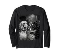 Edgy Afghan Hounds Fume Un Chien Noir et Blanc Manche Longue