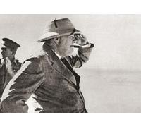 ÉDITORIAL Dans le désert occidental août 1942. Winston Churchill regardant les positions d'El Alamein. En août 1942, après que l'avance allemande dans le désert occidental ait été arrêtée, Sir Winston