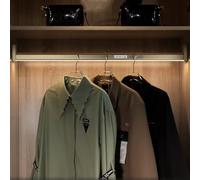 EDXTNKQC Tringle De Penderie, Tringle À Vêtements avec Éclairage LED, Alimentée par Batterie Au Lithium, Capacité De Charge 50 Kg, avec 2 Supports D'extrémité(1100mm)