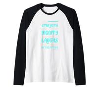 Elle est habillée de force et de dignité et elle rit avec Manche Raglan