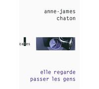 Elle regarde passer les gens