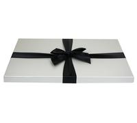 Emartbuy Boîte cadeau de luxe fine argentée avec ruban satiné noir - Emballage élégant en carton rigide pour paniers, chocolats et bijoux - 35,5 x 24,5 x 2 cm