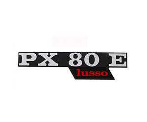 Emblème/Inscription PX 80 E Lusso 'Capot latéral pour Vespa PX 80 Lusso - 2 Broches 130 x 33 mm Espacement 105 MN