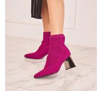 embouteillages, embouteillages Découvrez cette paire de bottines élégantes, points d'un talon en métal qui ajoute une touche moderne et audacieuse. Allier confort et style, les bottines sont idéales p