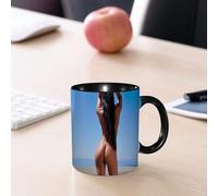 EMCLKS Mug en céramique, 330ml, tasse à thé, tasse cafe, tasse drole, cadeau drole, cadeau homme, mug cafe, Portrait d'une jeune femme brune, jolie et sensuelle, en bikini sur une plage ensoleill