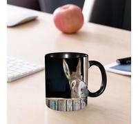 EMCLKS Mug en céramique, 330ml, tasse à thé, tasse cafe, tasse drole, cadeau drole, cadeau homme, mug cafe, Un âne brun, le visage expressif visible depuis une grange noire, appuyé contre une por