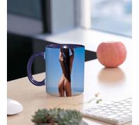 EMCLKS Mug en céramique, 330ml, tasse à thé, tasse cafe, tasse drole, cadeau drole, cadeau homme, mug cafe, Portrait d'une jeune femme brune, jolie et sensuelle, en bikini sur une plage ensoleill