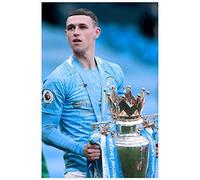 Enartly Toile Peinture Giocatore di football professionista Phil Foden che regge un trofeo Poster sportivi Arredamento moderno per la casa da letto della famiglia 60 * 90cm Senza Cornice