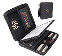 ENHANCE Étui de Rangement RPG - Classeur DND avec Support de Feuille de Personnage intégré et Panneau de écriture effaçable, Zone de roulement de dés, Pochette à stylos Amovible, Plateau en Mousse