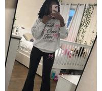 Ensemble 2 pièces doux et mignon pour filles, Sweat-shirt gris à col rond avec motif floral associé à un pantalon évasé noir, avec typographie artistique "Faith Over Fear" et illustration de nœud rose