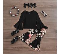 Ensemble 2 pièces pour bébé fille avec Top à manches évasées et pantalon évasé à fleurs. Ensemble noir avec bas évasé. Ensemble 2 pièces fleuri pour bébé fille. Vêtements bébé fille avec manches à vol