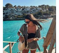 Ensemble 2 pièces pour femmes Senya : Maillot de bain ample à rayures avec col en V, épaules tombantes, manches courtes et crochet, et short noir à rayures avec taille élastique, tenue tricotée printe