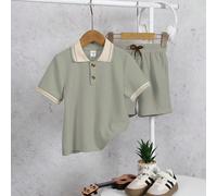 Ensemble 2 pièces pour jeune garçon, polo et pantalon en tissu texturé. Col contrasté pour un effet superposé. Conçu avec le souci du détail. Nouveau design simple et à la mode, mettant en valeur la p