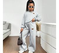 Ensemble 2 pièces pour jeunes filles, composé d'un sweat-shirt à manches longues avec épaules dénudées et patchs, et d'un pantalon plissé long. Un look décontracté pour la maison, l'école ou les activ