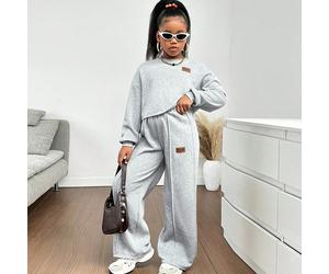 Ensemble 2 pièces pour jeunes filles, composé d'un sweat-shirt à manches longues avec épaules dénudées et patchs, et d'un pantalon plissé long. Un look décontracté pour la maison, l'école ou les activ