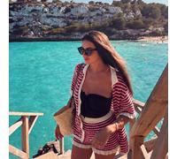 Ensemble 2 pièces Senya pour femmes : Maillot de bain ample à rayures avec col V, épaules tombantes, manches courtes et crochet, et short bordeaux à rayures avec taille élastique, tenue tricotée print