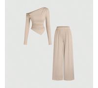 Ensemble 2 pièces tout-aller pour femmes, nouveau pour l'automne/hiver. Top à manches longues asymétrique et épaules dénudées avec décoration métallique, et pantalon droit décontracté à jambes larges