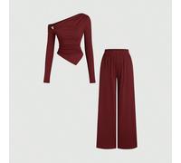 Ensemble 2 pièces tout-aller pour femmes, nouveau pour l'automne/hiver. Top à manches longues asymétrique et épaules dénudées avec décoration métallique, et pantalon droit décontracté à jambes larges