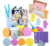 ® Ensemble D'activités Bluey Dough Bucket De 17 Pièces 4 Pâtes3 Emporte-Pièces1 Rouleau4 Tampons3 Écrans De Jeu Effaçables Et 1 Seau Jouets D'art Et D'artisanat