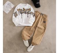 Ensemble de 2 Sweat-shirt à capuche blancs à la mode associés à un pantalon vert olive, tenue élégante pour garçon préadolescent. Le sweat-shirt à capuche présente un imprimé placement vert, un tissu 